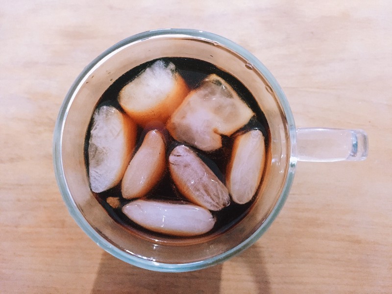 Xícara com café feito no método "cold brew" e pedras de gelo