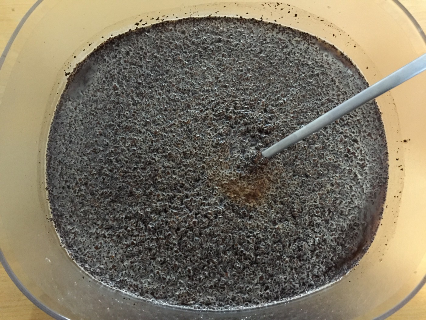 Mistura dos grãos e água em um recipiente transparente