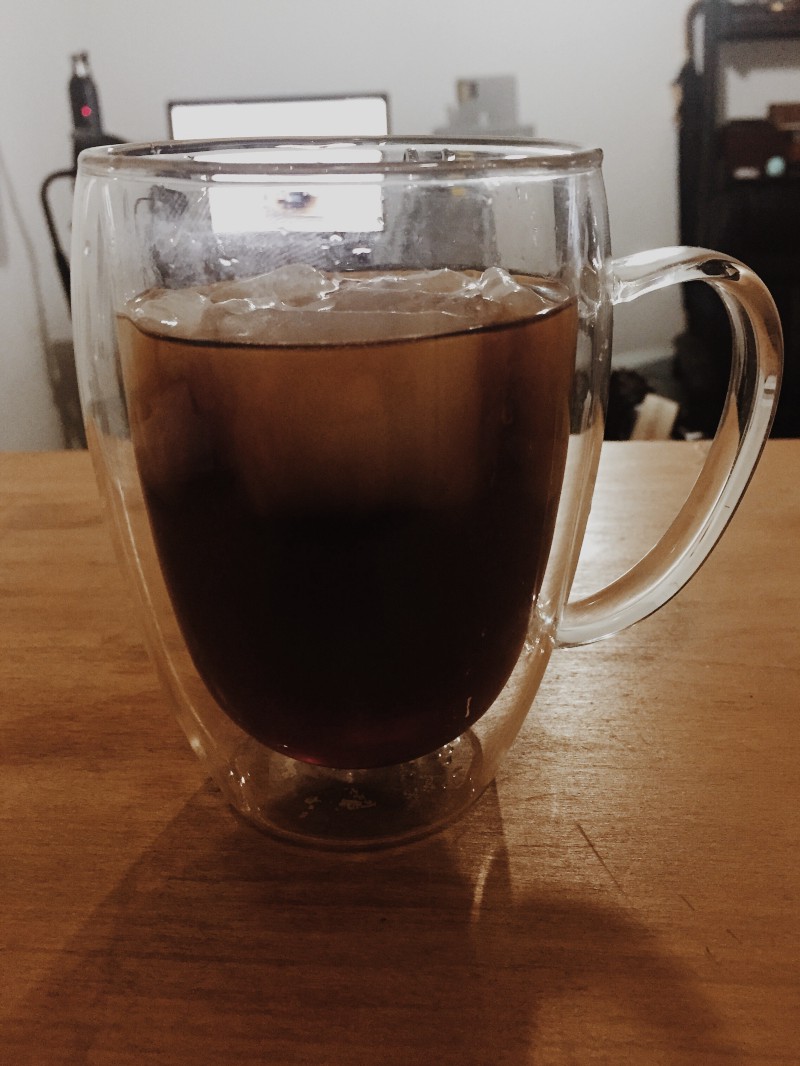 Xícara de café, com café e cubos de gelo, feitos por Cold Brew.
